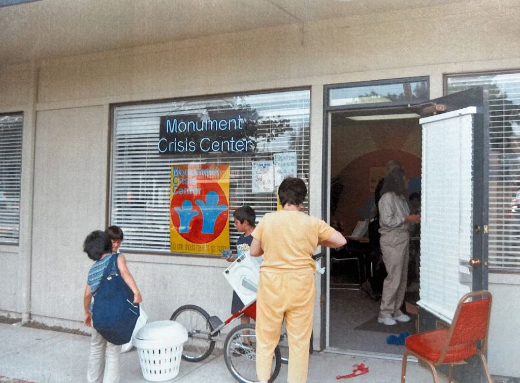 19 de agosto de 2003<br />
Monument Crisis Center abre oficialmente sus puertas para servir a la comunidad.