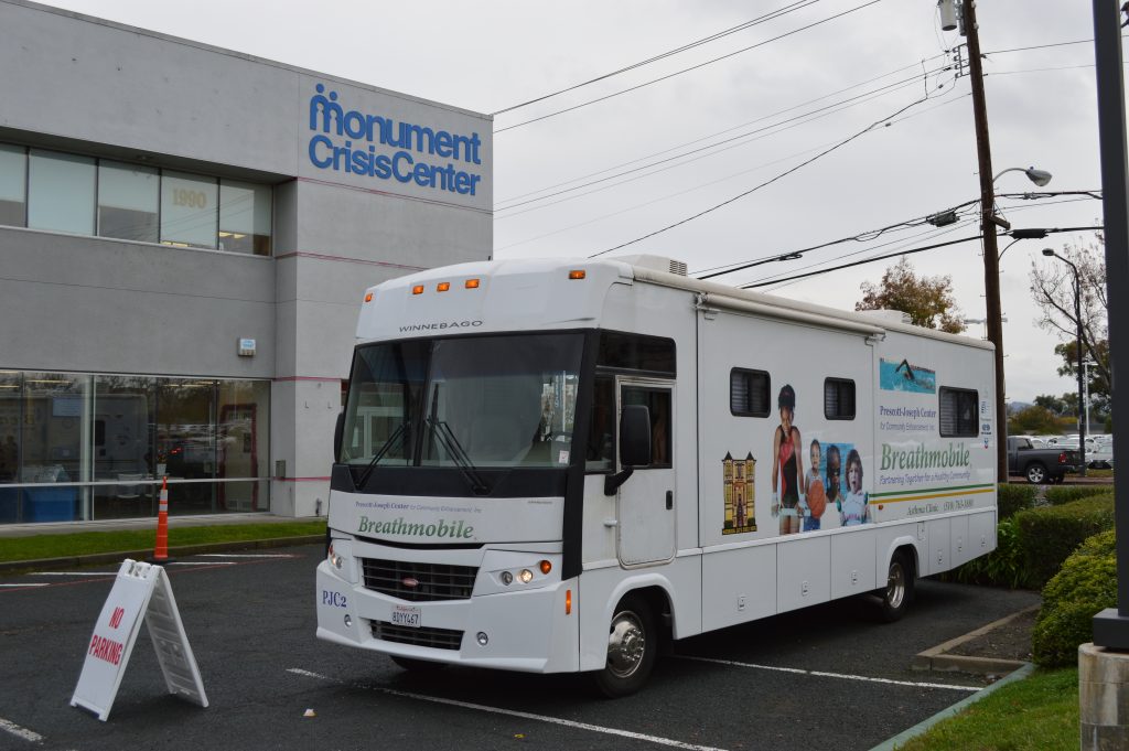 Equipo de Breathmobile durante la primera visita<br />
