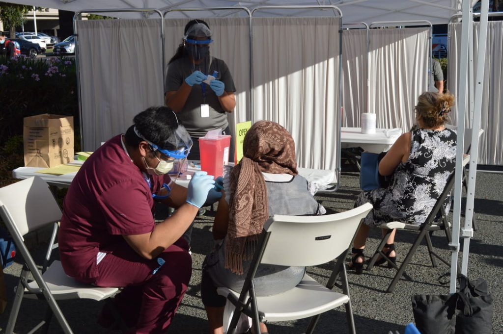 Clínica de vacunación contra la gripe organizada por Contra Costa County Health Services