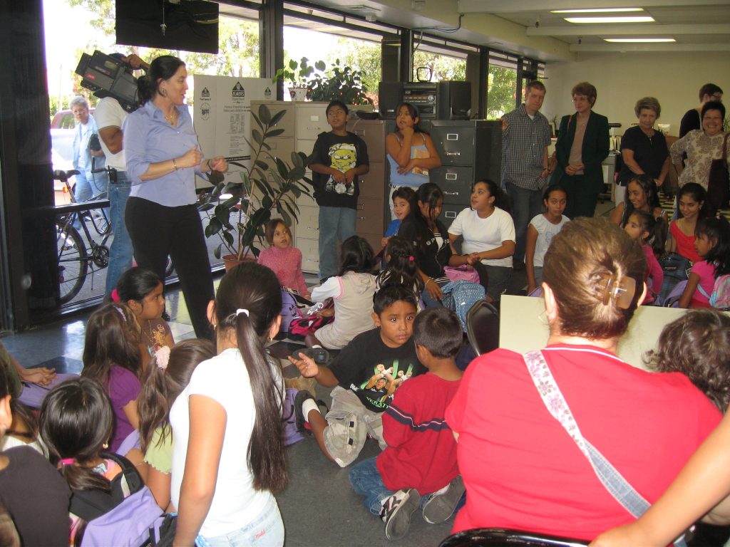 distribución de mochilas proporcionando material escolar</p>
<p>