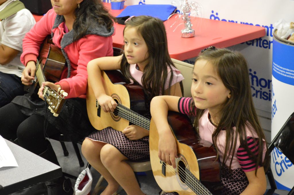programa de educación musical juvenil guitars not guns