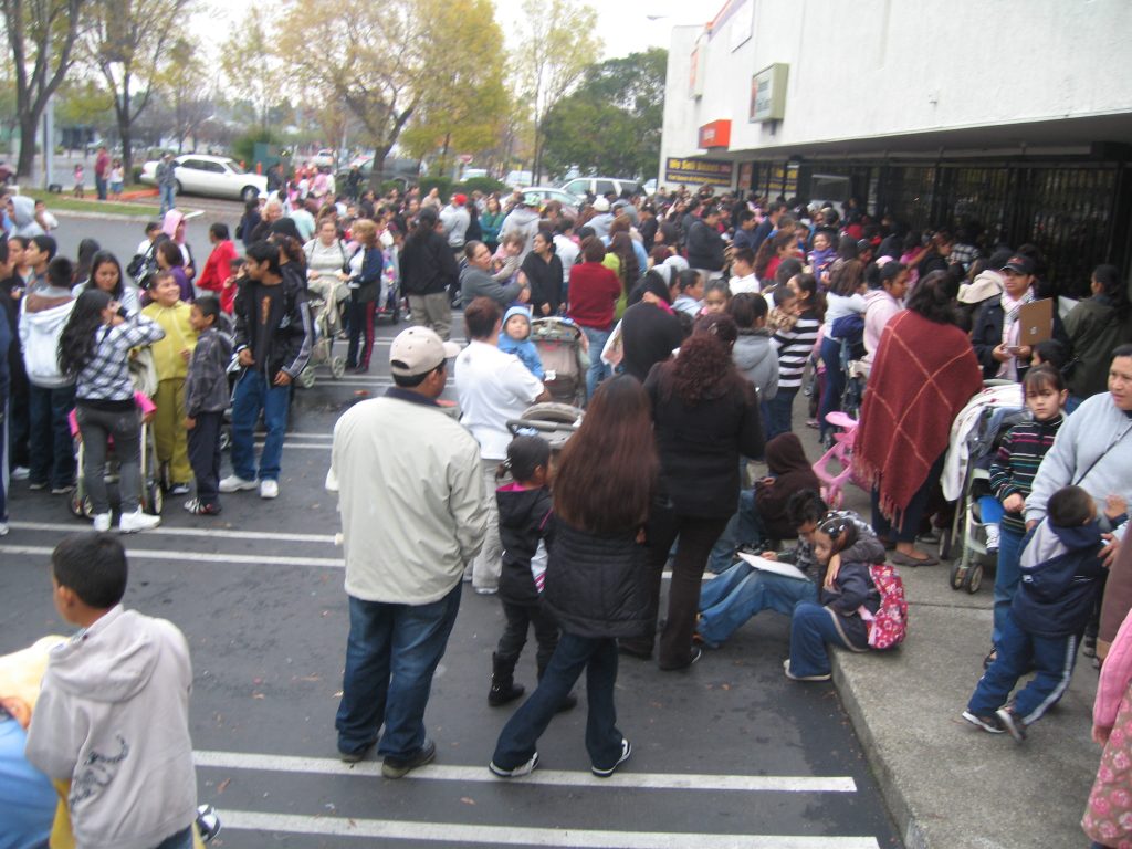 cajas de distribución de alimentos navideños para familias</p>
<p>